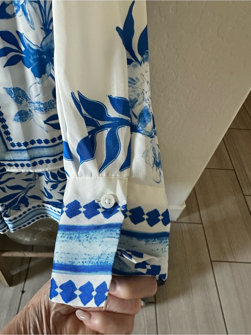 White & Blue Floral Print Long-Sleeve Button Shirt . INC XL - Picture 8 of 9